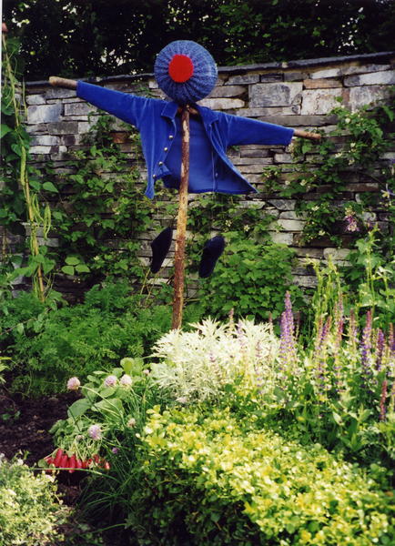 The scarecrow with the little blue jacket